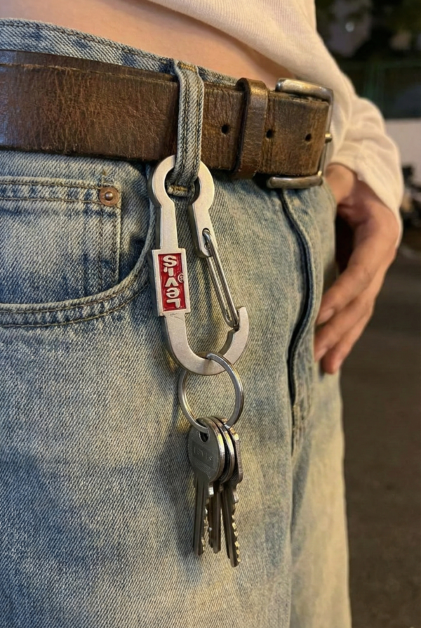 Levis Carabiner