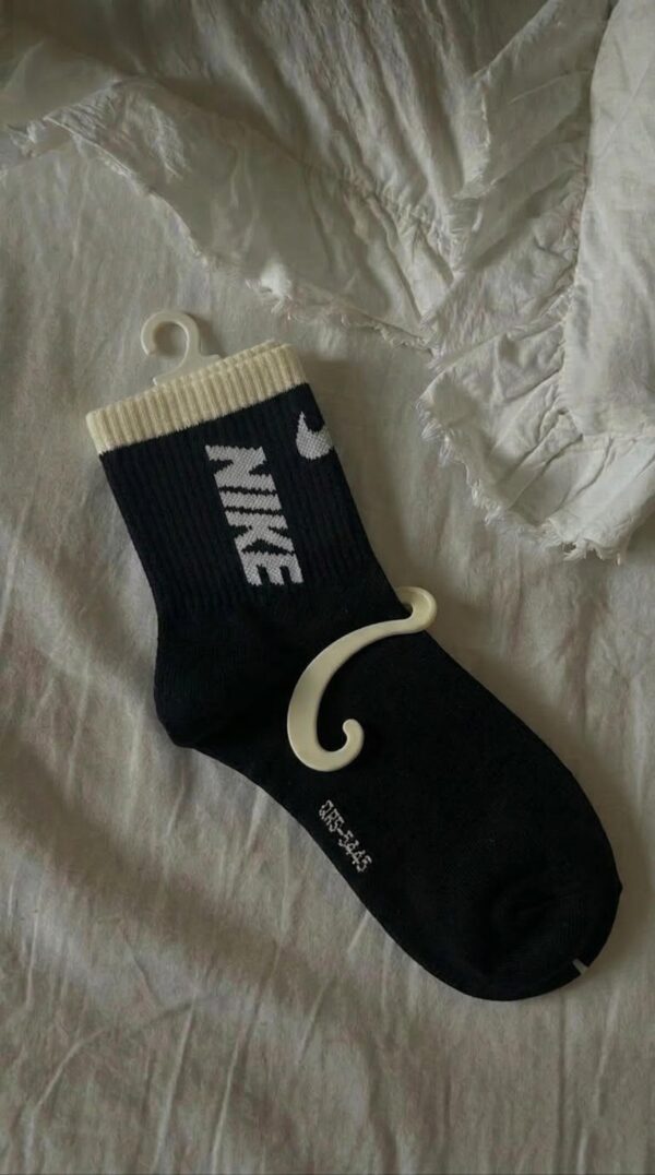 nike white stripe